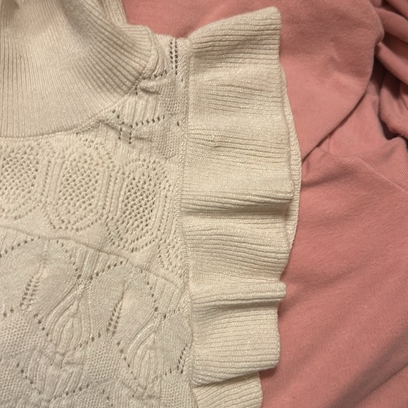 LOVE THIS TOP!!! cream knit ruffle accent/mock neck Sz M - Picture 7 of 9